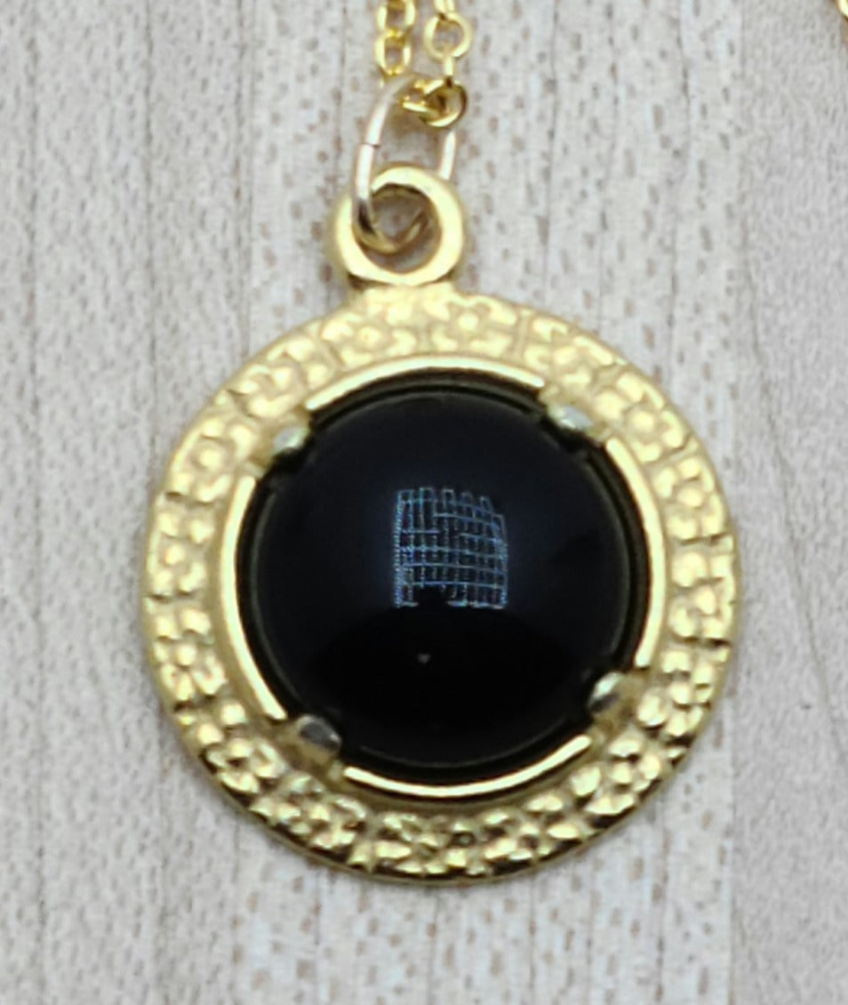 This Onyx in Gold Pewter Drop is a versatile and elegant addition to any jewelry collection.