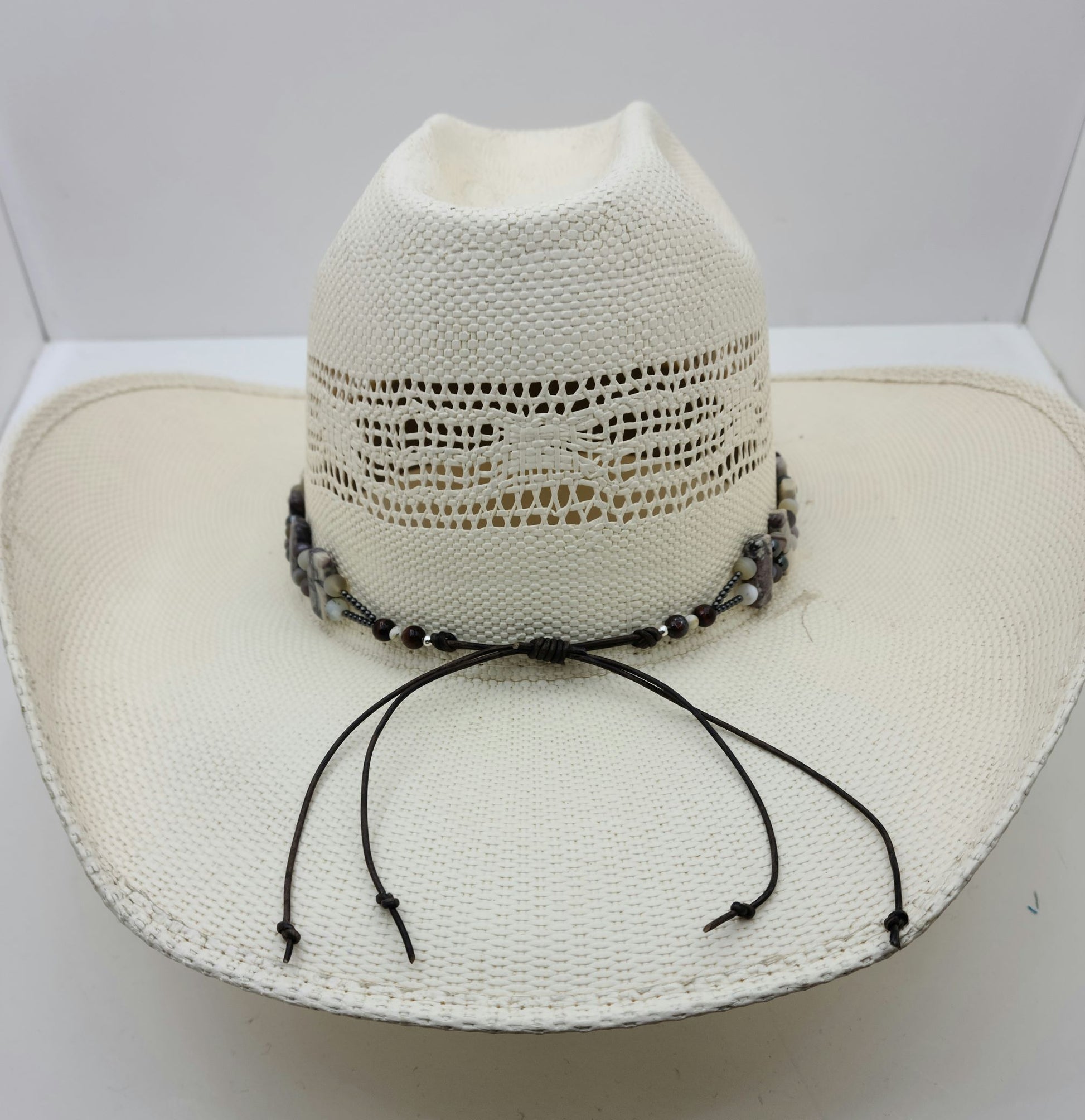 This hatband combines porcelain jasper, botswana agate, hematite, & leather! Adjustable by a leather slider knot.