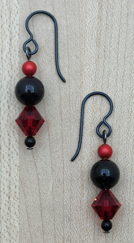 Scarlett & black crystals & crystal pearls combine for a bold, striking look in these short earrings.