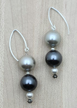 These large shell pearls of silver, white & black are SOOooo pretty! They're paired with lovely crystal rondelles. earrings.