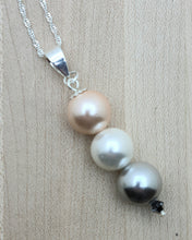 These large shell pearls of silver, white, & peach are SOOooo pretty! They're paired with lovely silver shade crystals. Necklace pendant