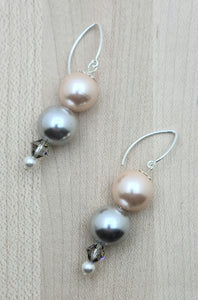 These large shell pearls of silver, white, & peach are SOOooo pretty! They're paired with lovely silver shade crystals. earrings