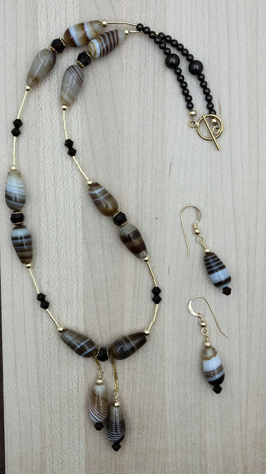 Sweet and stylish! This delightful set features Tibetan caramel agate that captures all the warmth of chocolate and caramel tones, paired with mocha crystals for extra richness. 