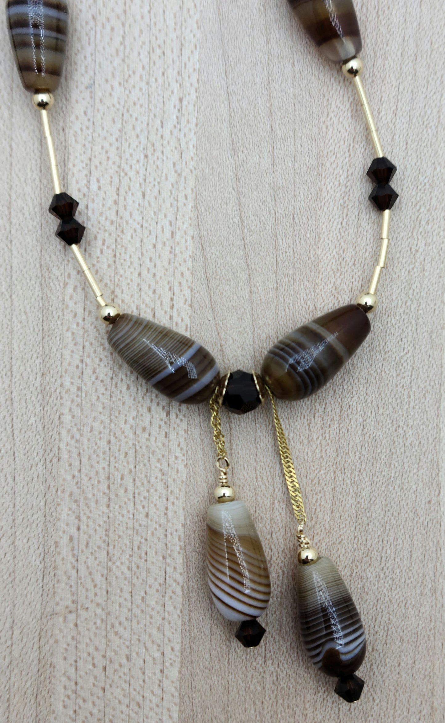 Sweet and stylish! This delightful set features Tibetan caramel agate that captures all the warmth of chocolate and caramel tones, paired with mocha crystals for extra richness. 