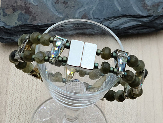 Deep blue/green labradorite is a lovely mate to bronze/blue crystals* in this double row bracelet!
Wonderful neodymium magnetic clasp!