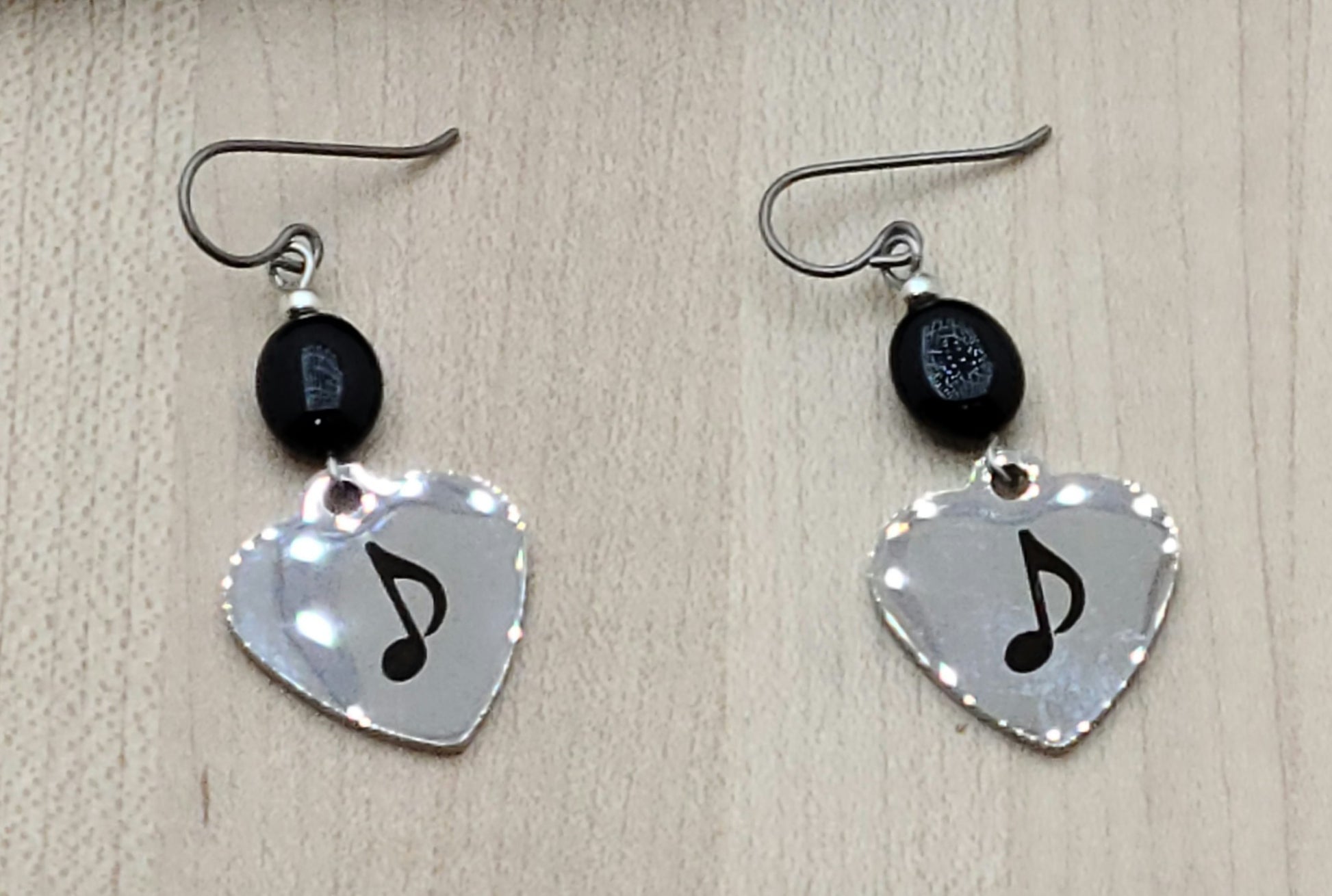 Love music? Play a group? Then these stainless steel hearts displaying an 8th note are for you! For added interest they hang from black onyx beads.
1 3/4" with niobium (considered hypoallergenic) fish hook earwires