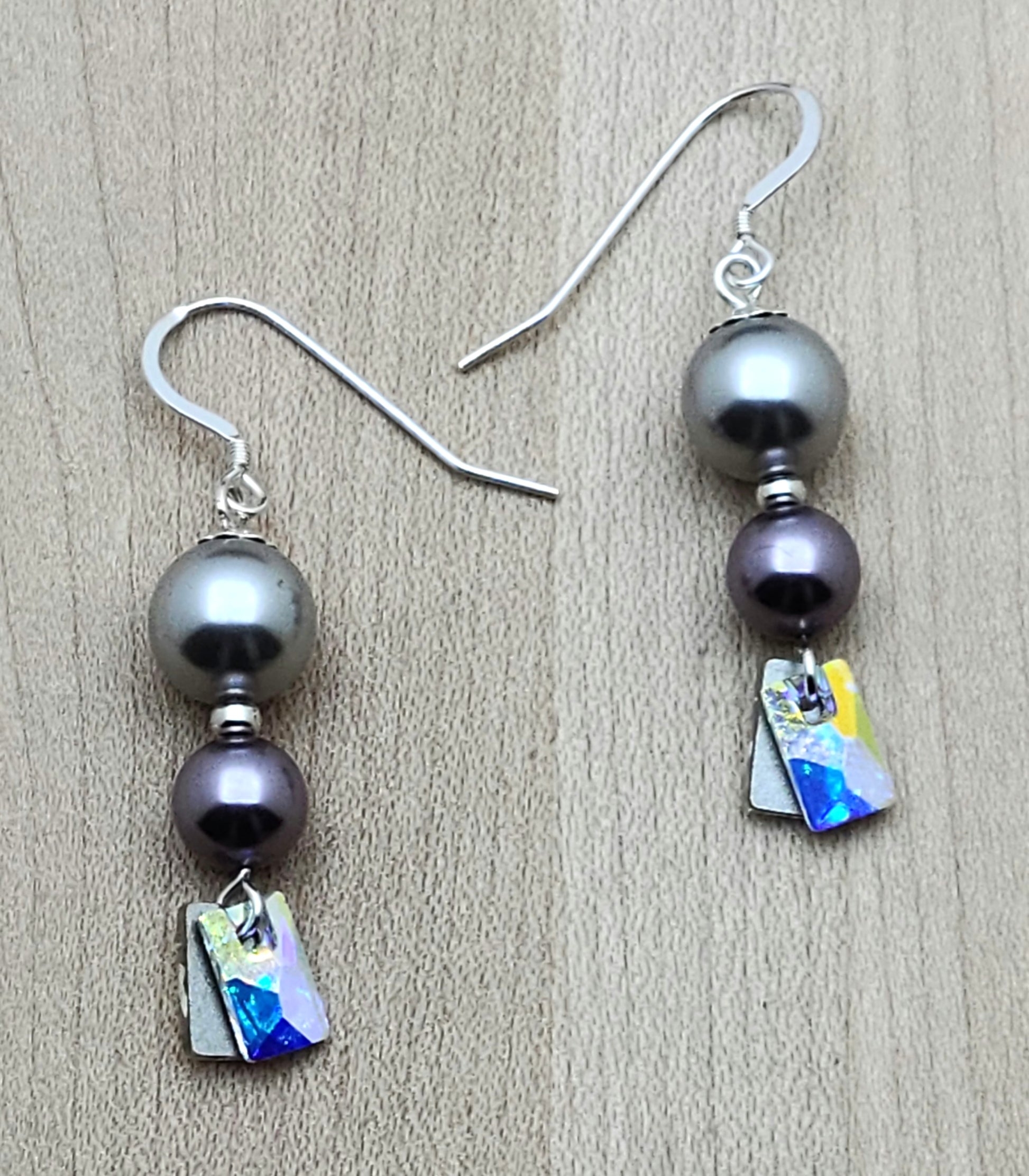 Aurora borealis crystals catch the light with every movement in these beautiful silver & mauve crystal pearl earrings. Simple, yet elegant!
2" with sterling silver fish hook earwires