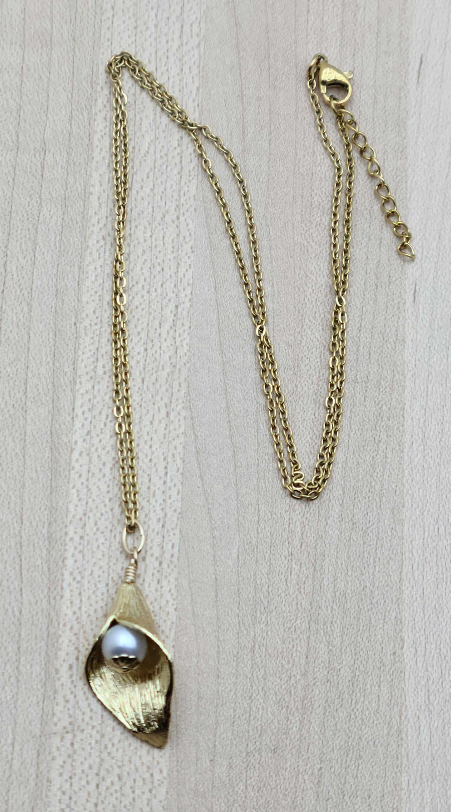 This set is SOOoo elegant and sweet! Freshwater pearls nestle inside gold fill tulips.
