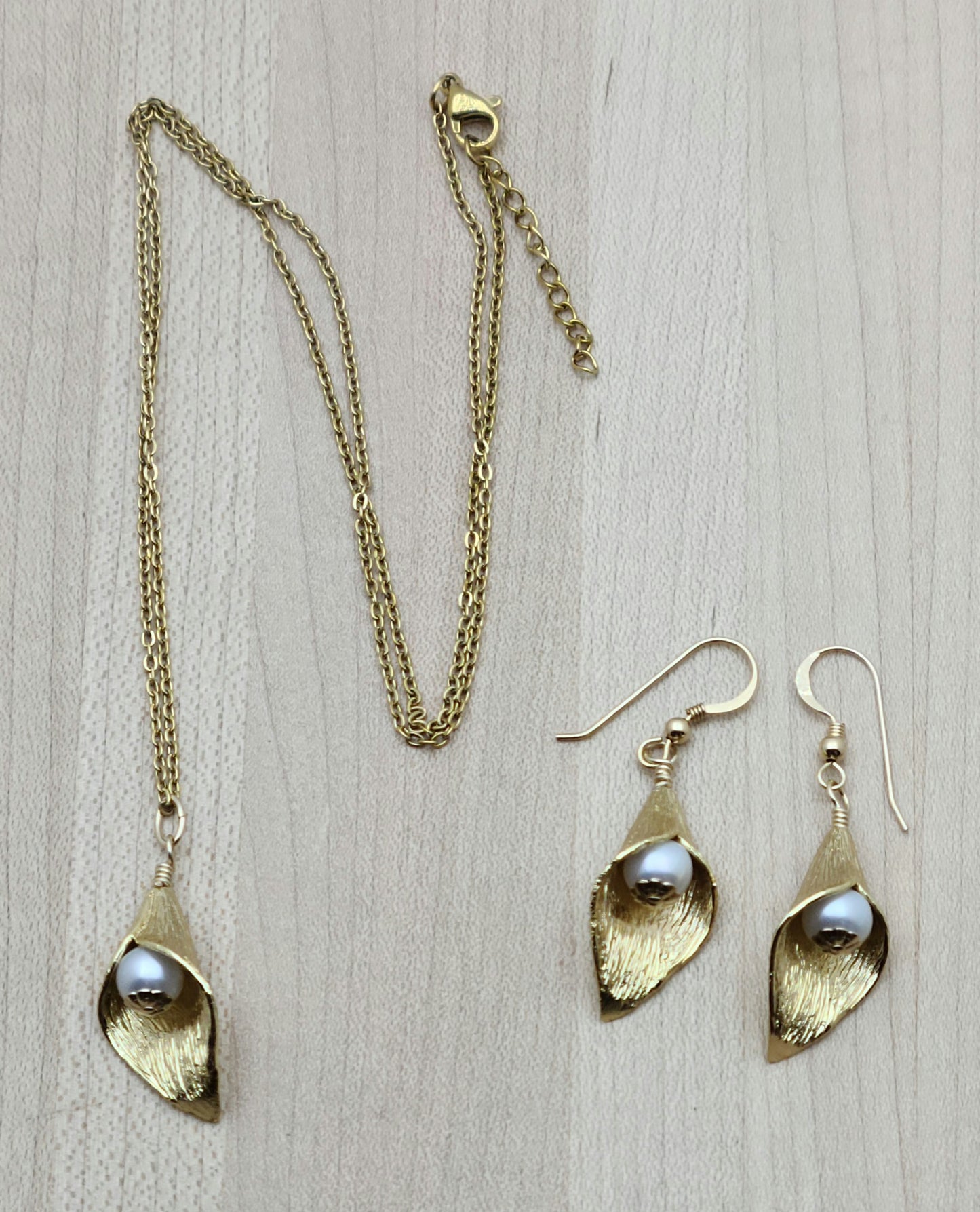 This set is SOOoo elegant and sweet! Freshwater pearls nestle inside gold fill tulips.