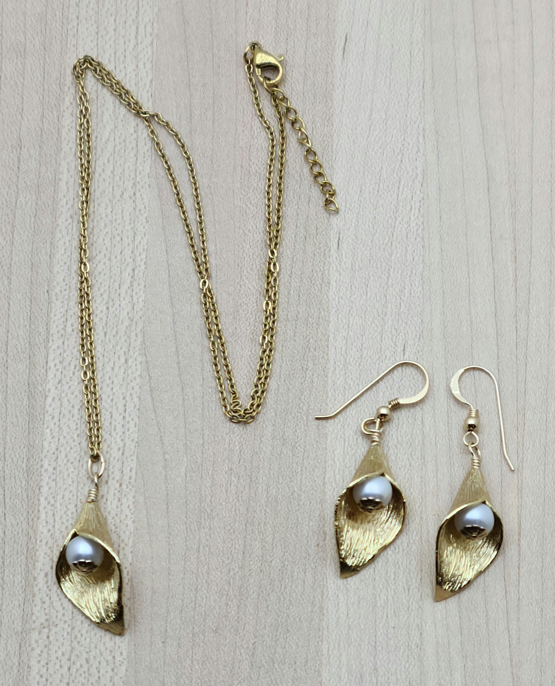 This set is SOOoo elegant and sweet! Freshwater pearls nestle inside gold fill tulips.